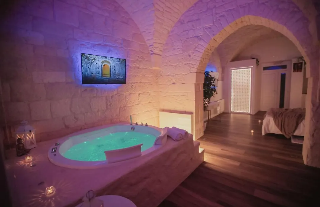 Romantic Suite With Private Jacuzzi Malely Suite-1